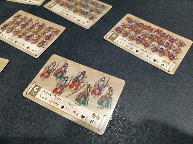 Onus Traianus : les cavaliers daces sont placés en arrière de l'infanterie