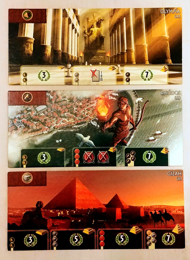 7 Wonders présente de superbes graphismes. Ici quelques plateaux du joueur.